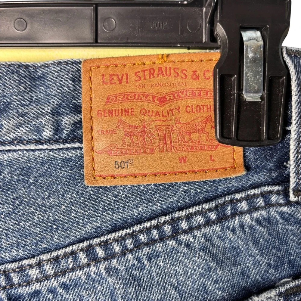 Levis 501‎ Premium Distressed Denim Jeans Mens Button Fly Ripped Knee